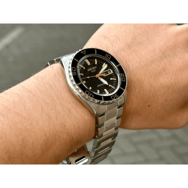 SEIKO 5 SPORT SAT SRPK99K1 ruka | HETA 1892 satovi i nakit Sarajevo